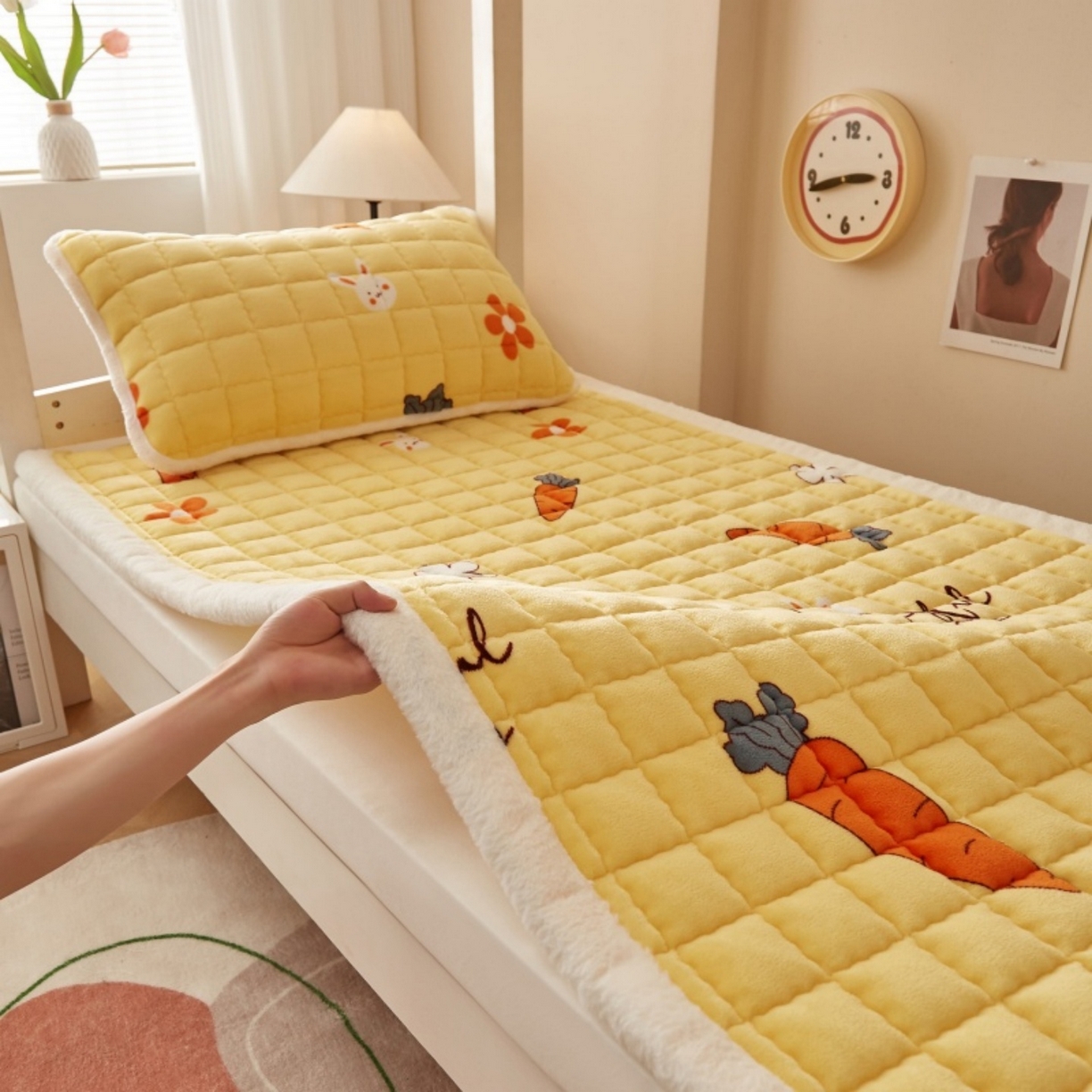 91家纺网 家纺一手货源 找家纺 东宇床垫 2025新款A类牛奶绒印花直角防滑床垫床褥三件套-学生款 兔萝花园
