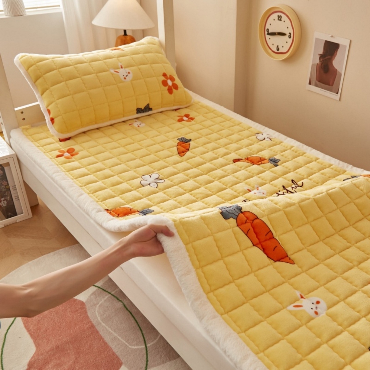 91家纺网 家纺一手货源 找家纺 东宇床垫 2025新款A类牛奶绒印花直角防滑床垫床褥三件套-学生款 兔萝花园