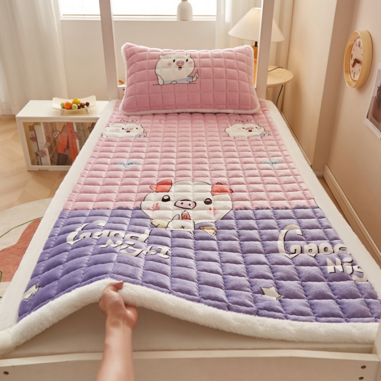 91家纺网 家纺一手货源 找家纺 东宇床垫 2025新款A类牛奶绒印花直角防滑床垫床褥三件套-学生款 晚安猪宝