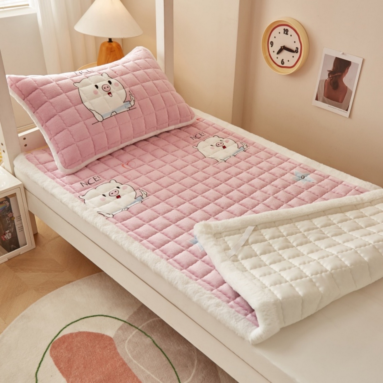 91家纺网 家纺一手货源 找家纺 东宇床垫 2025新款A类牛奶绒印花直角防滑床垫床褥三件套-学生款 晚安猪宝