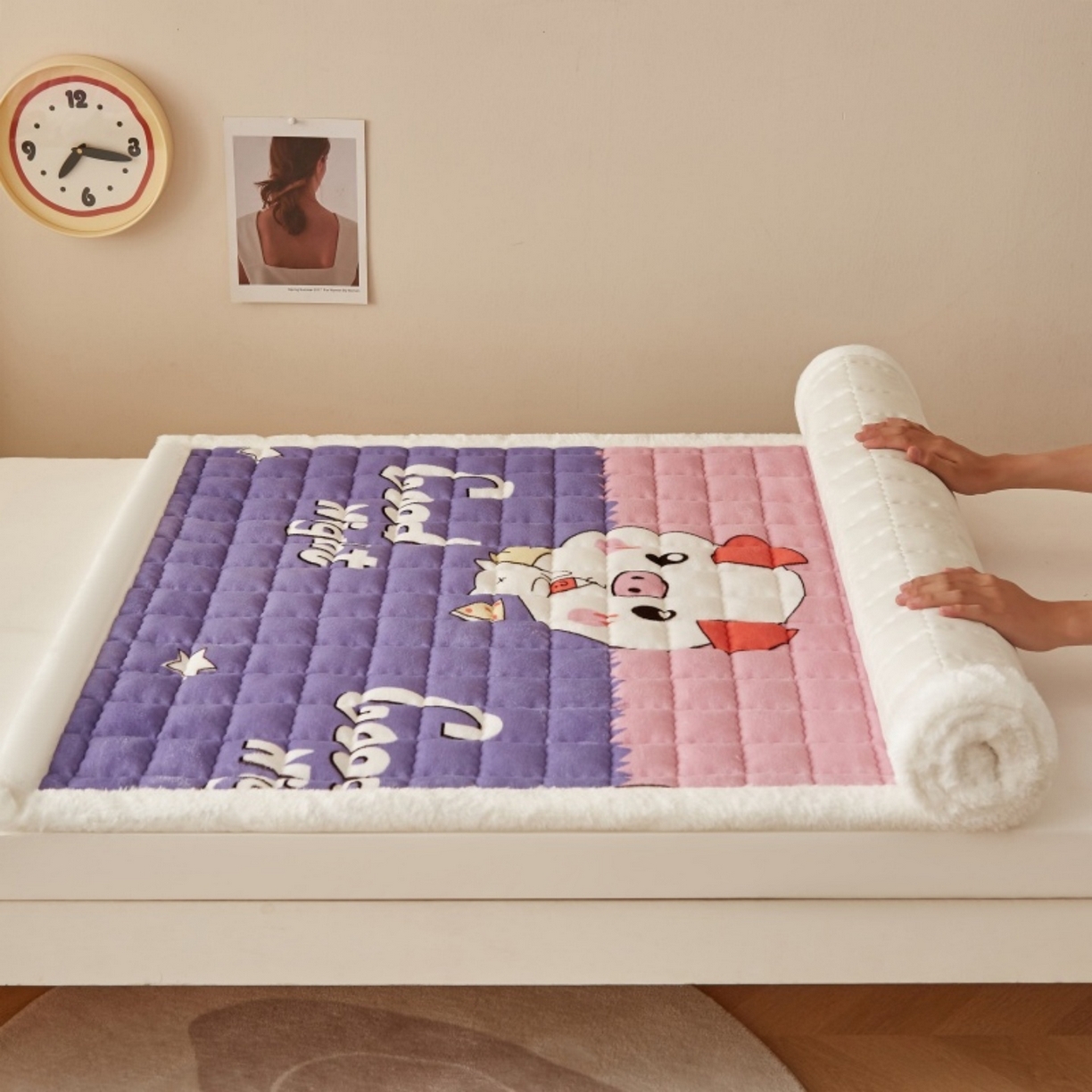 91家纺网 家纺一手货源 找家纺 东宇床垫 2025新款A类牛奶绒印花直角防滑床垫床褥三件套-学生款 晚安猪宝