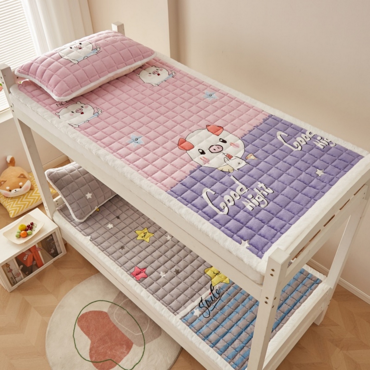 91家纺网 家纺一手货源 找家纺 东宇床垫 2025新款A类牛奶绒印花直角防滑床垫床褥三件套-学生款 晚安猪宝