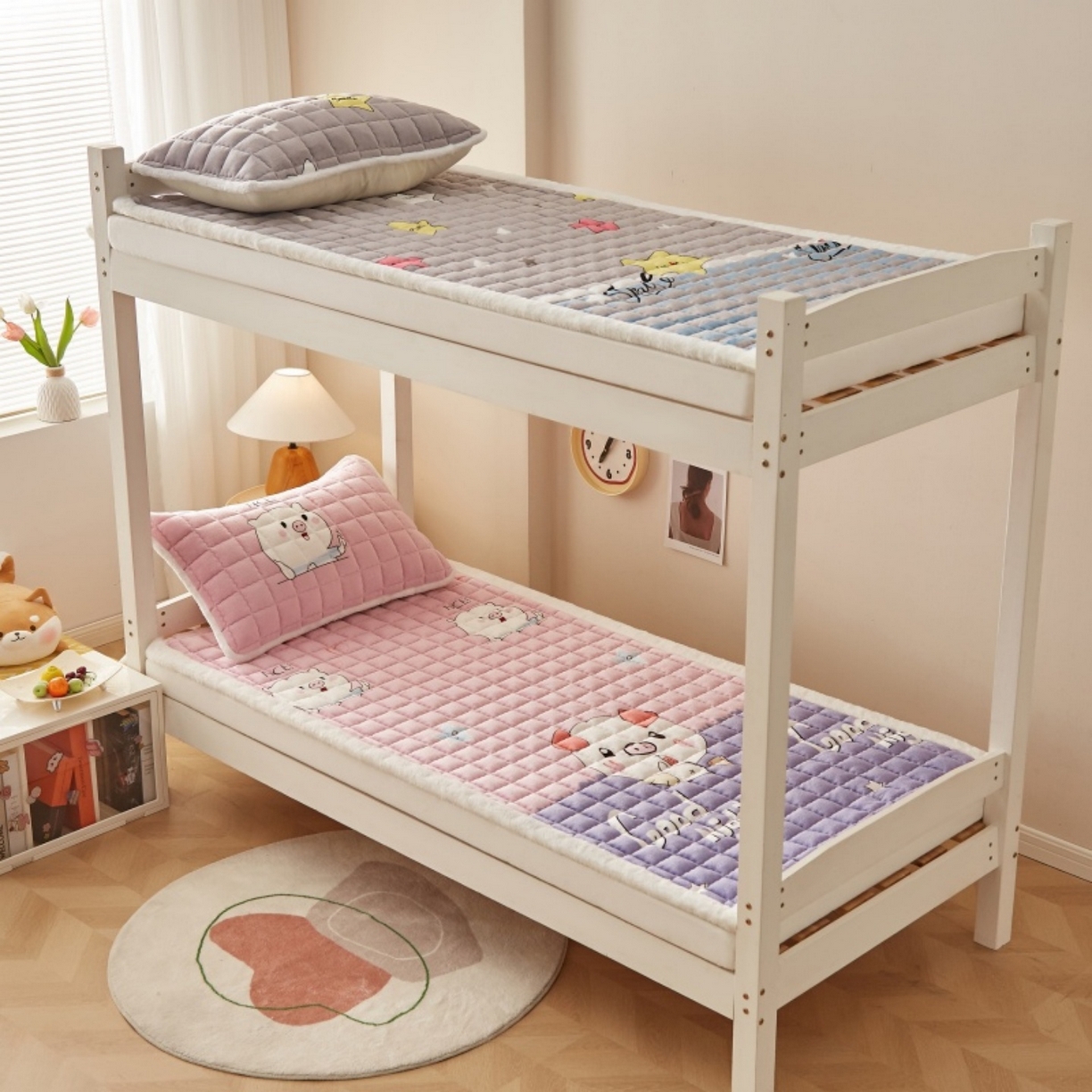 91家纺网 家纺一手货源 找家纺 东宇床垫 2025新款A类牛奶绒印花直角防滑床垫床褥三件套-学生款 晚安猪宝