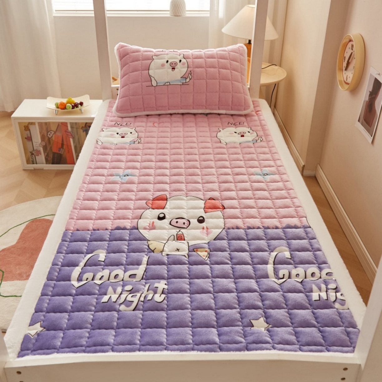 91家纺网 家纺一手货源 找家纺 东宇床垫 2025新款A类牛奶绒印花直角防滑床垫床褥三件套-学生款 晚安猪宝