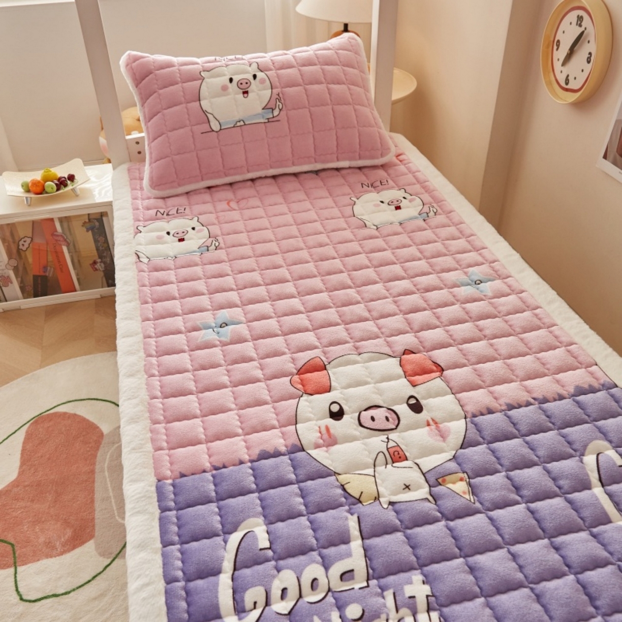 91家纺网 家纺一手货源 找家纺 东宇床垫 2025新款A类牛奶绒印花直角防滑床垫床褥三件套-学生款 晚安猪宝