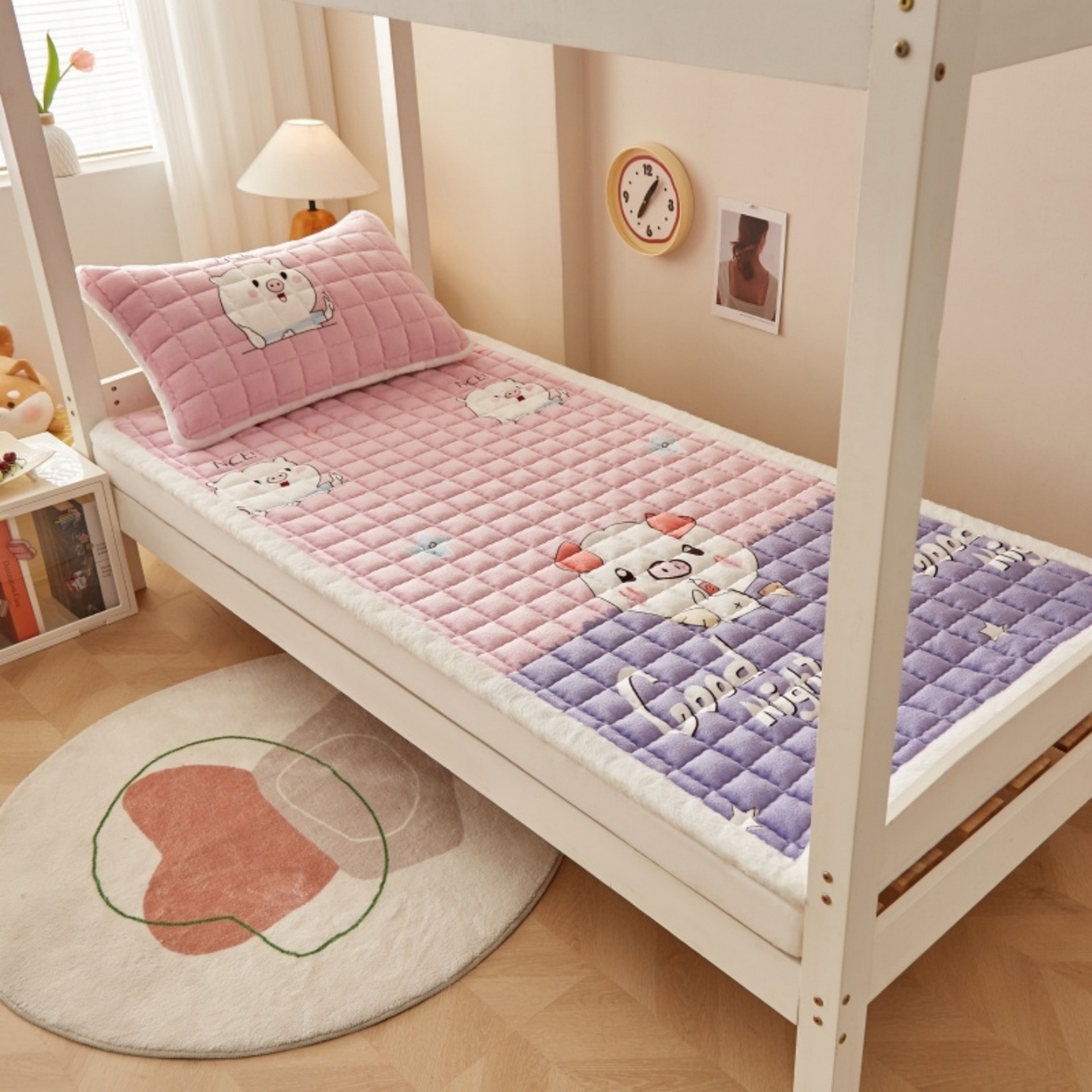 91家纺网 家纺一手货源 找家纺 东宇床垫 2025新款A类牛奶绒印花直角防滑床垫床褥三件套-学生款 晚安猪宝