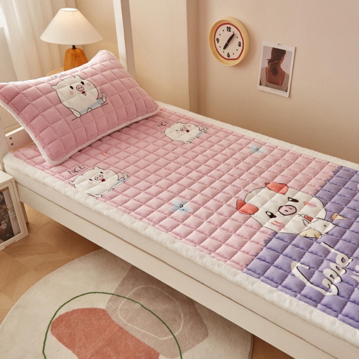 91家纺网 家纺一手货源 找家纺 东宇床垫 2025新款A类牛奶绒印花直角防滑床垫床褥三件套-学生款 晚安猪宝