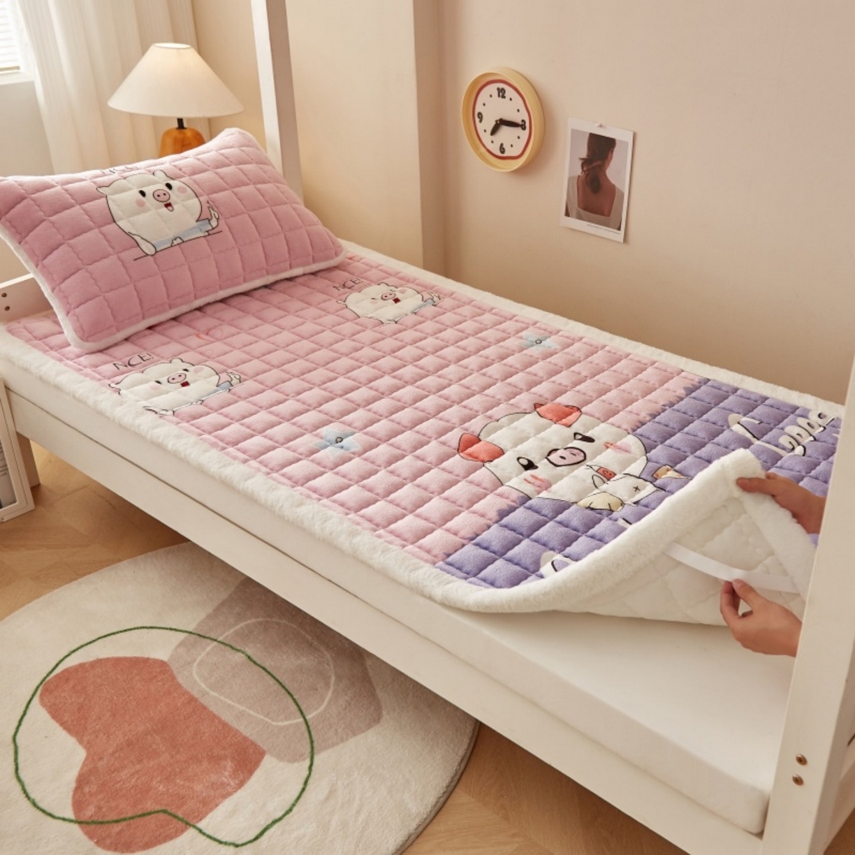 91家纺网 家纺一手货源 找家纺 东宇床垫 2025新款A类牛奶绒印花直角防滑床垫床褥三件套-学生款 晚安猪宝