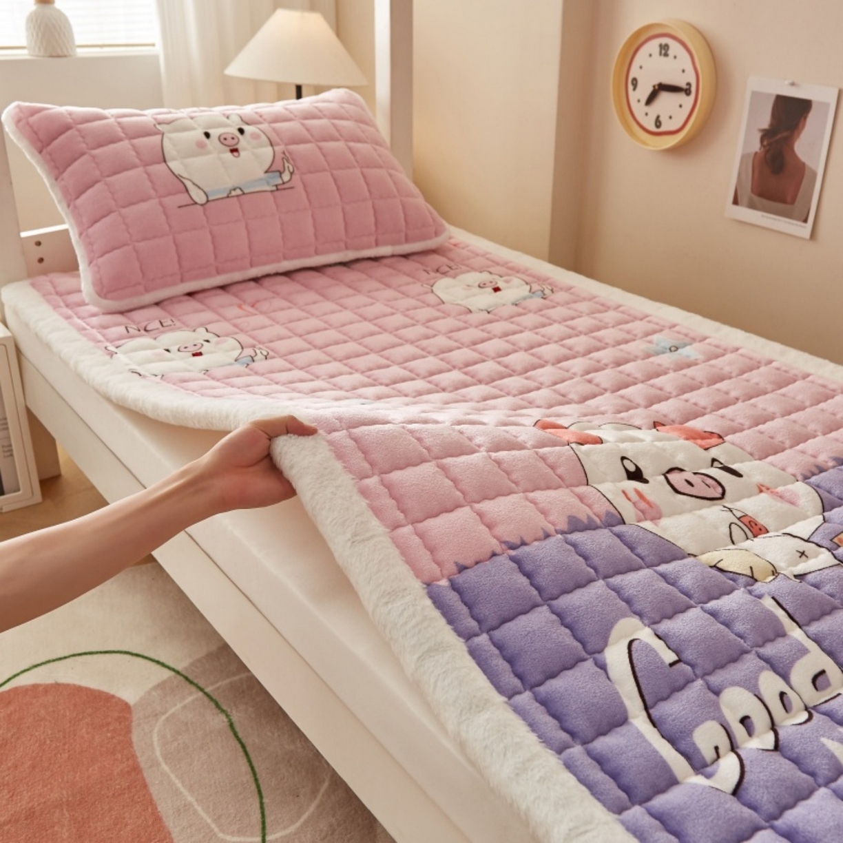 91家纺网 家纺一手货源 找家纺 东宇床垫 2025新款A类牛奶绒印花直角防滑床垫床褥三件套-学生款 晚安猪宝