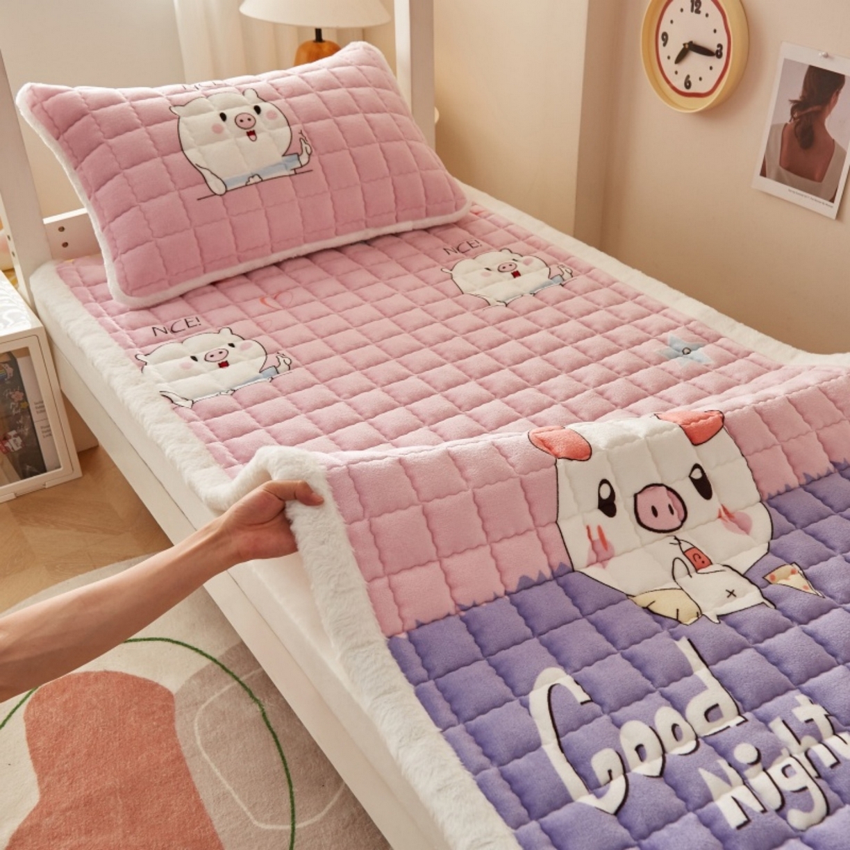 91家纺网 家纺一手货源 找家纺 东宇床垫 2025新款A类牛奶绒印花直角防滑床垫床褥三件套-学生款 晚安猪宝