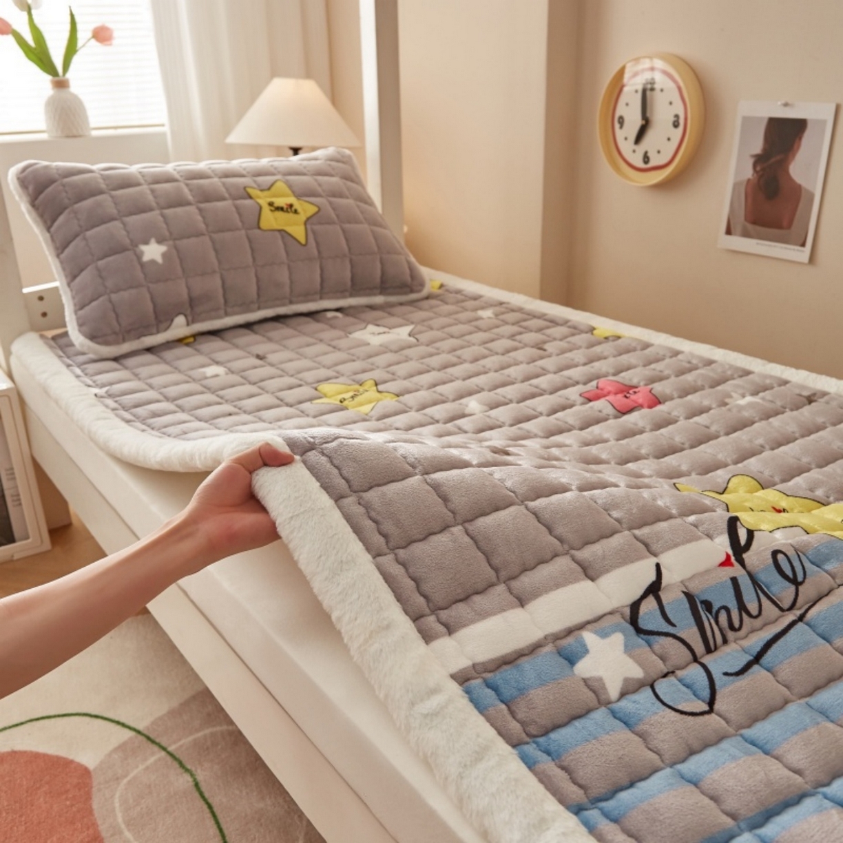 91家纺网 家纺一手货源 找家纺 东宇床垫 2025新款A类牛奶绒印花直角防滑床垫床褥三件套-学生款 五彩星空