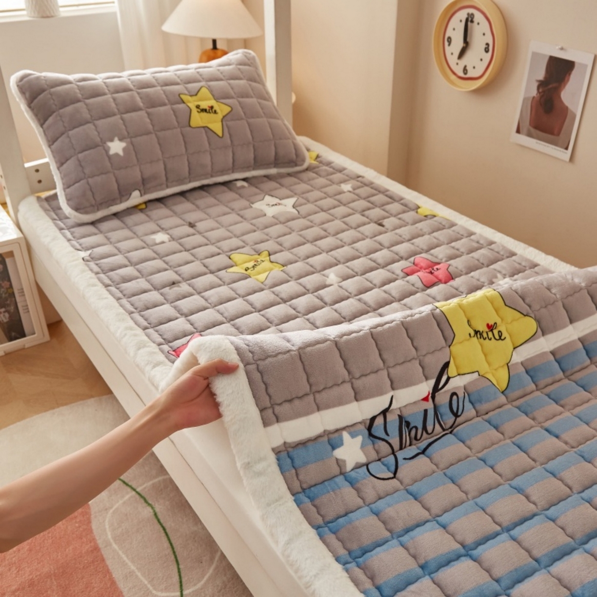 91家纺网 家纺一手货源 找家纺 东宇床垫 2025新款A类牛奶绒印花直角防滑床垫床褥三件套-学生款 五彩星空