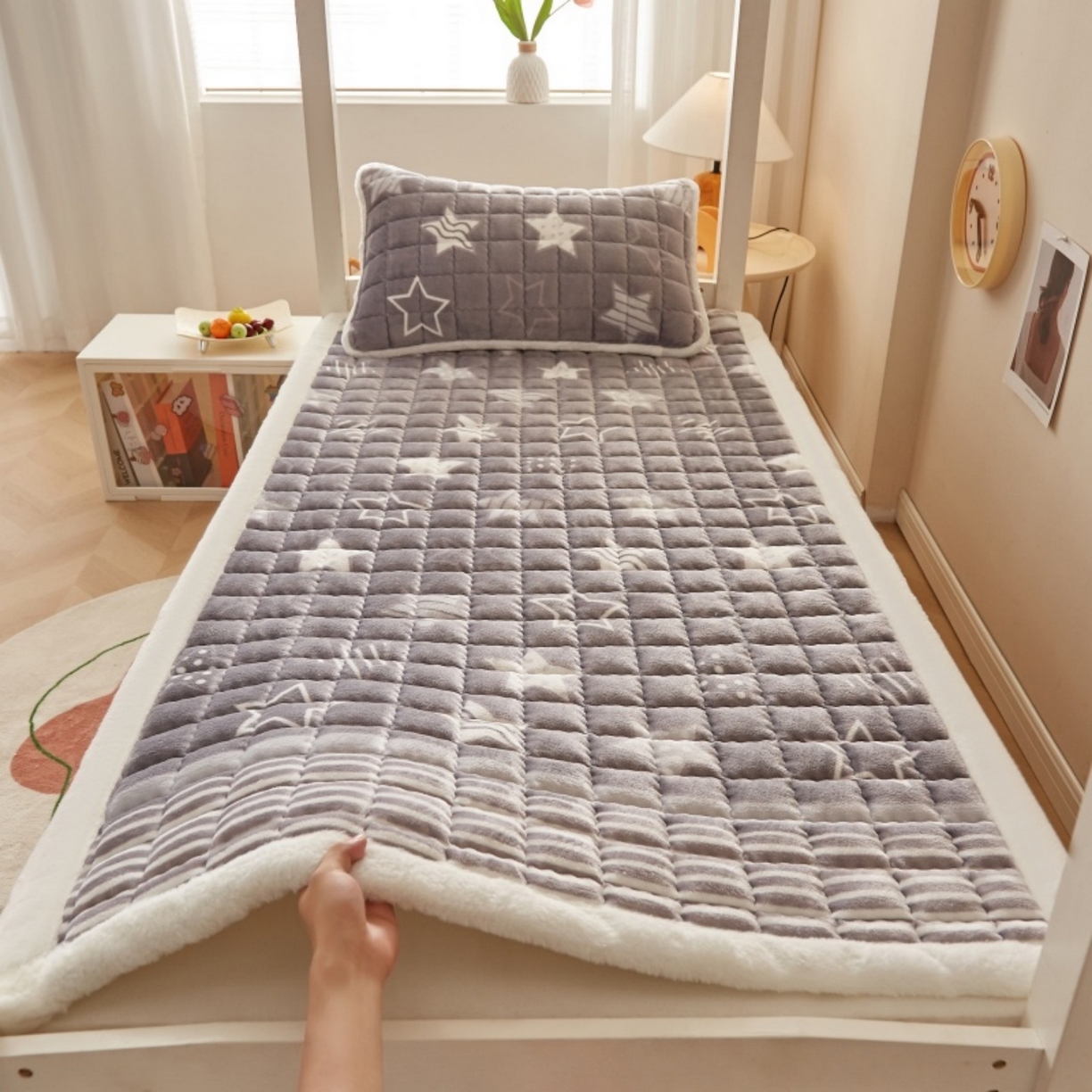 91家纺网 家纺一手货源 找家纺 东宇床垫 2025新款A类牛奶绒印花直角防滑床垫床褥三件套-学生款 星辰璀璨