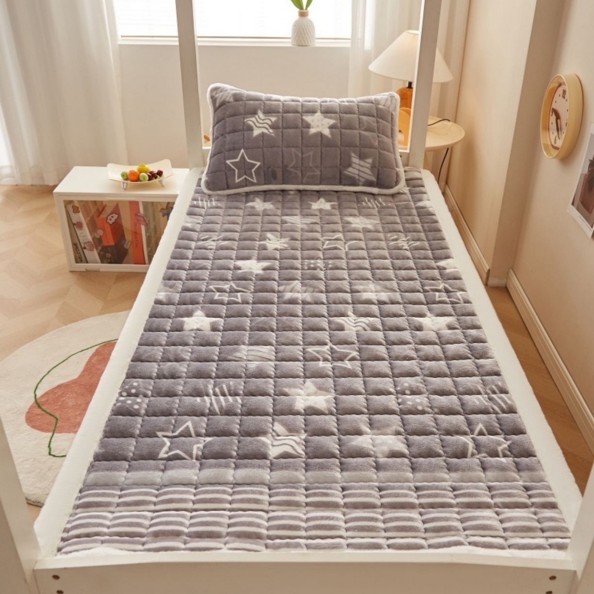 91家纺网 家纺一手货源 找家纺 东宇床垫 2025新款A类牛奶绒印花直角防滑床垫床褥三件套-学生款 星辰璀璨