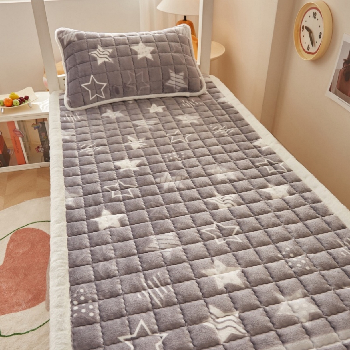 91家纺网 家纺一手货源 找家纺 东宇床垫 2025新款A类牛奶绒印花直角防滑床垫床褥三件套-学生款 星辰璀璨