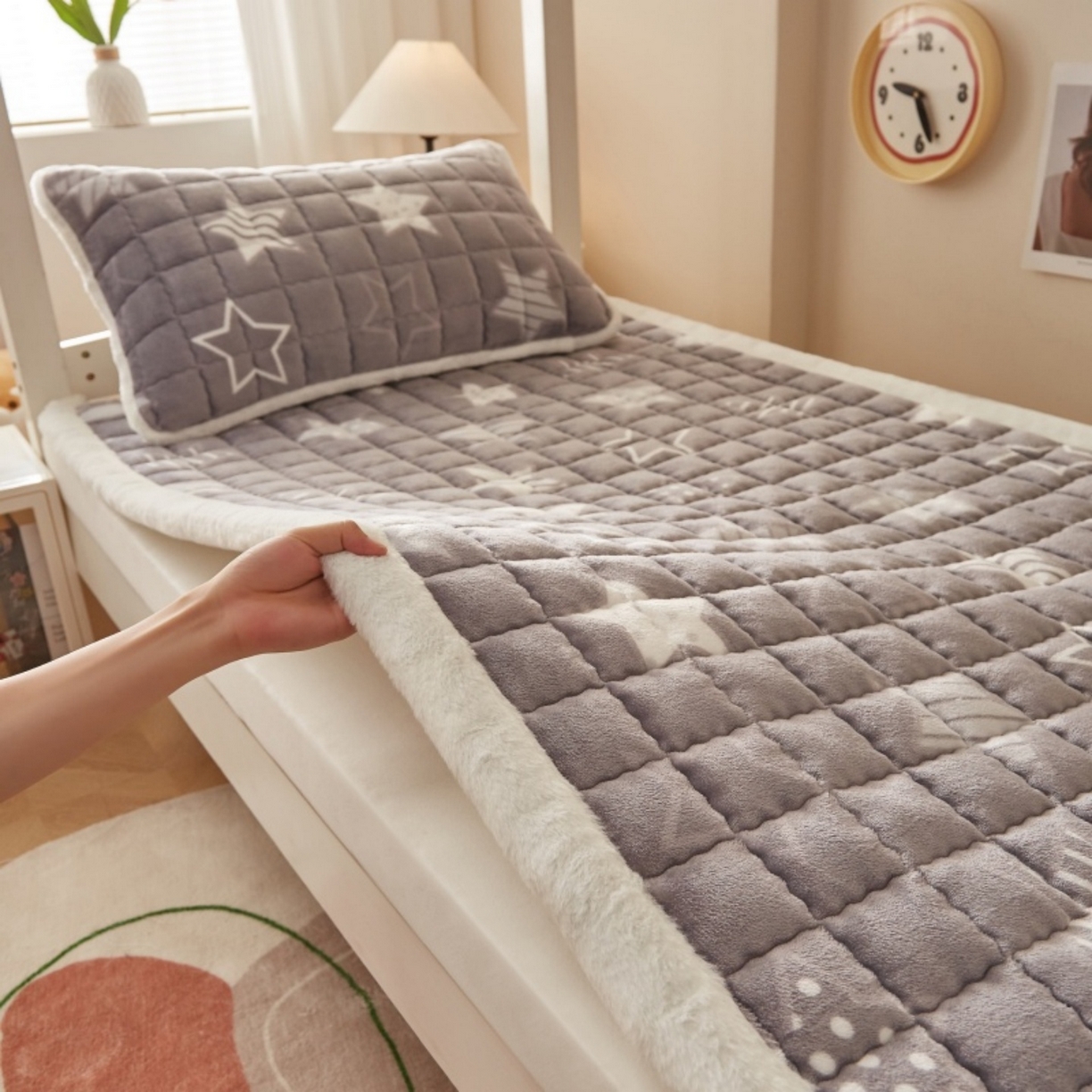 91家纺网 家纺一手货源 找家纺 东宇床垫 2025新款A类牛奶绒印花直角防滑床垫床褥三件套-学生款 星辰璀璨
