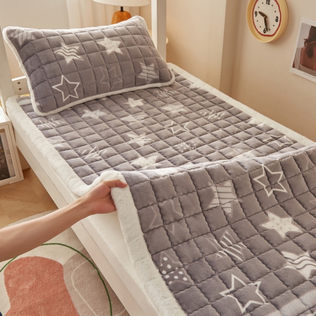 91家纺网 家纺一手货源 找家纺 东宇床垫 2025新款A类牛奶绒印花直角防滑床垫床褥三件套-学生款 星辰璀璨