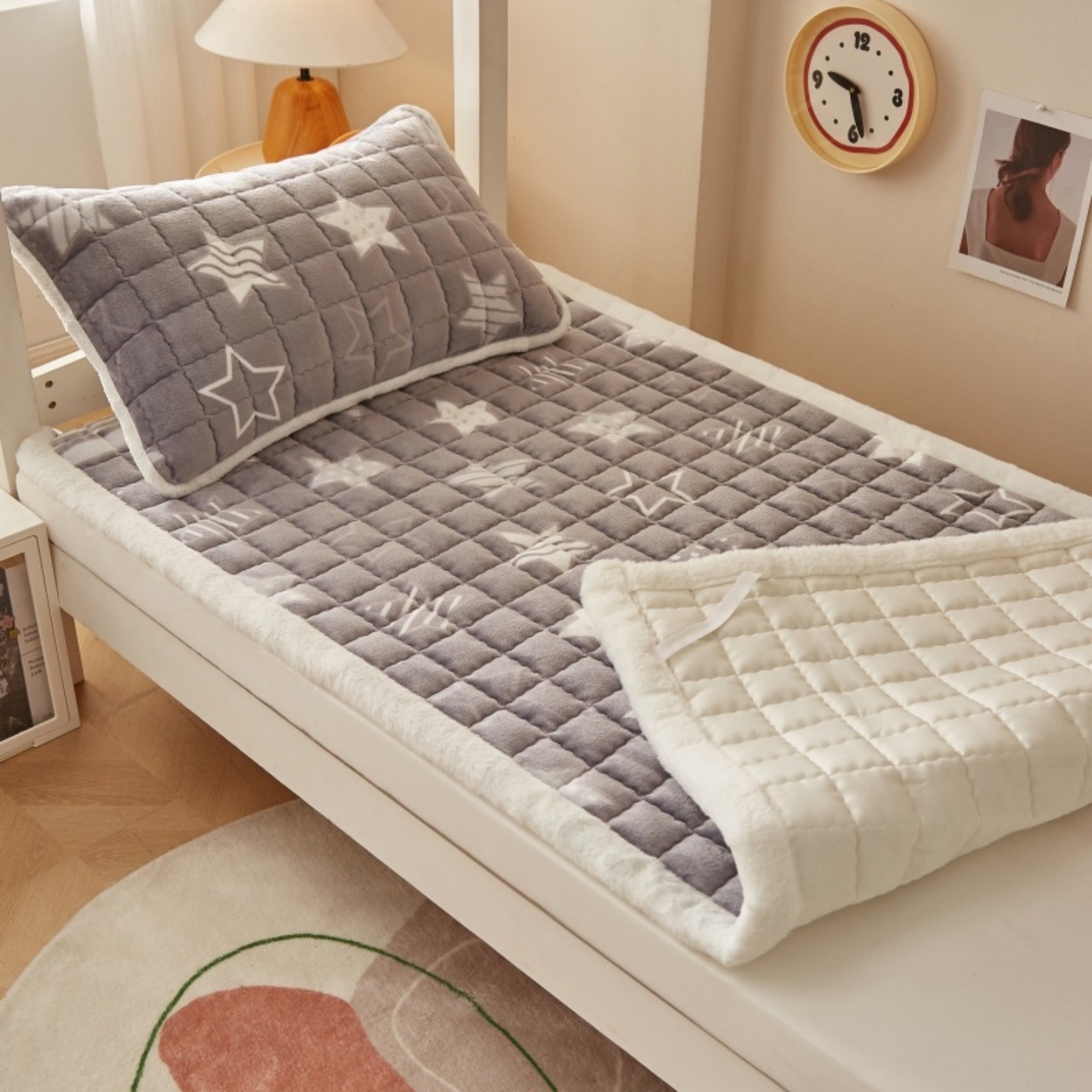 91家纺网 家纺一手货源 找家纺 东宇床垫 2025新款A类牛奶绒印花直角防滑床垫床褥三件套-学生款 星辰璀璨