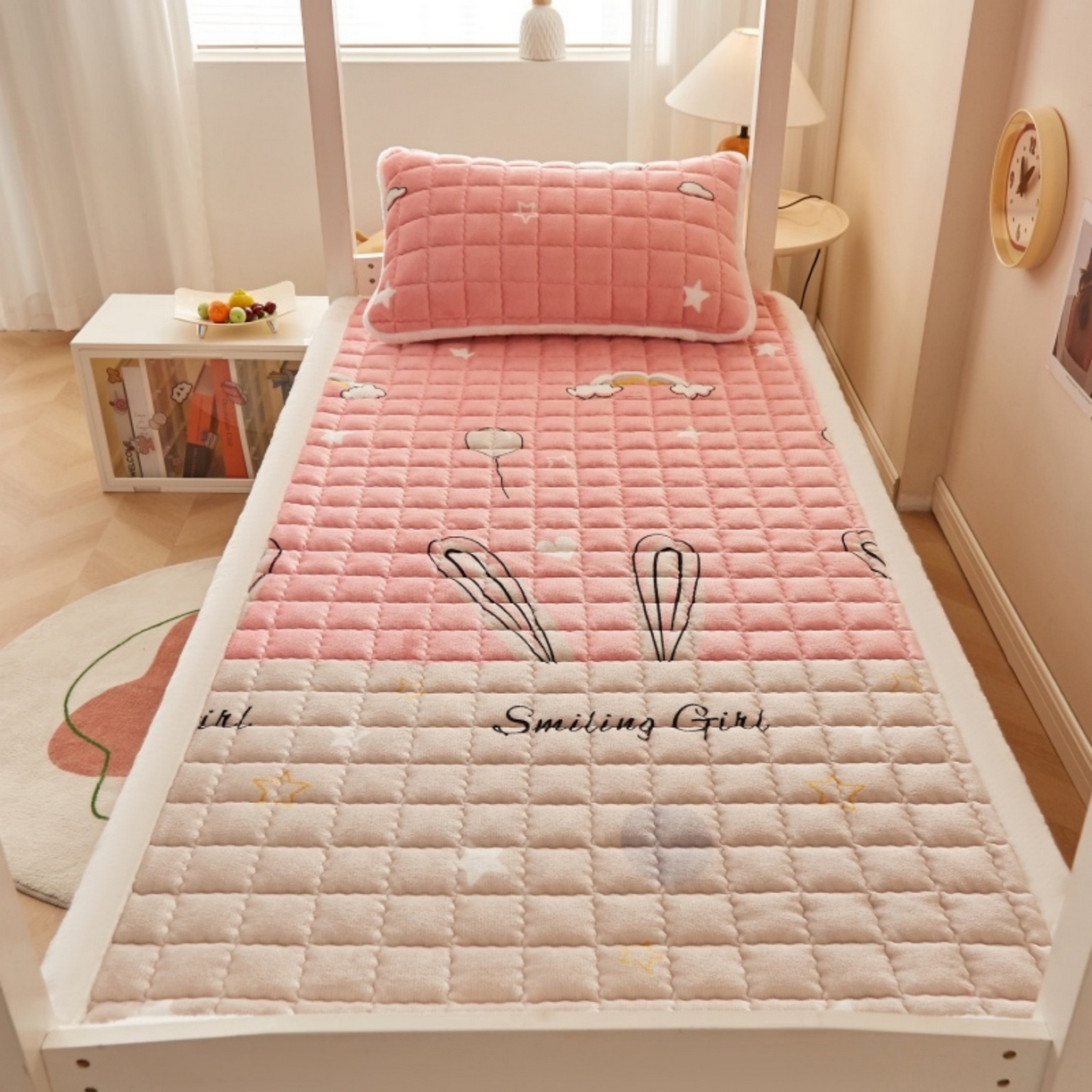 91家纺网 家纺一手货源 找家纺 东宇床垫 2025新款A类牛奶绒印花直角防滑床垫床褥三件套-学生款 星虹绮梦