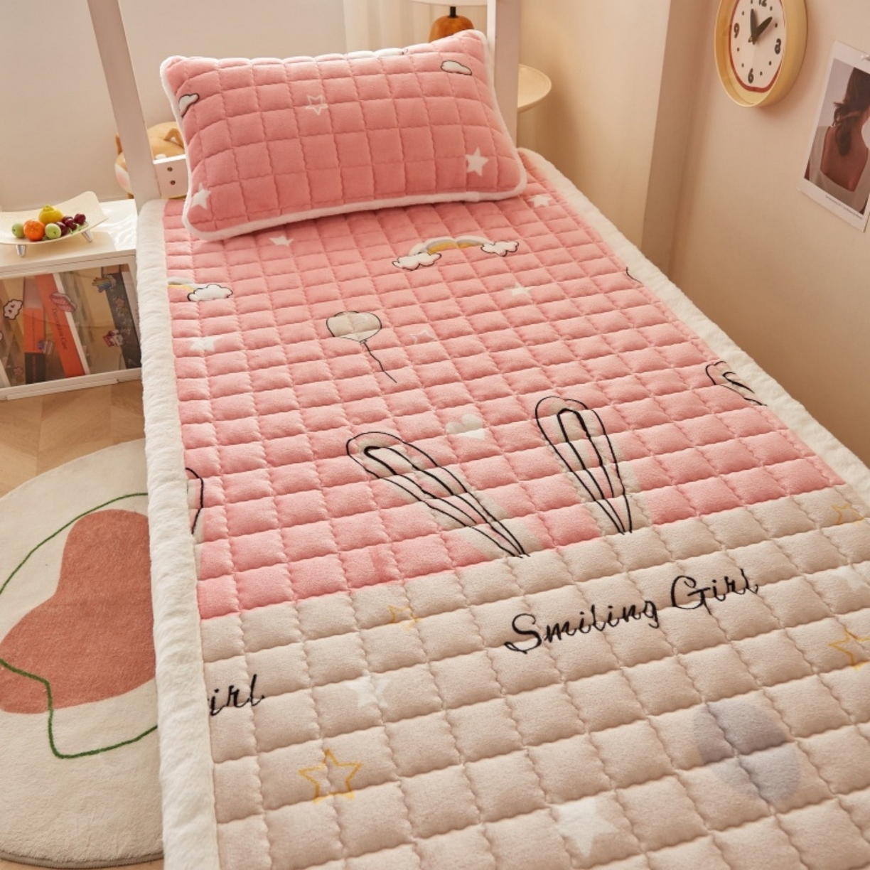 91家纺网 家纺一手货源 找家纺 东宇床垫 2025新款A类牛奶绒印花直角防滑床垫床褥三件套-学生款 星虹绮梦