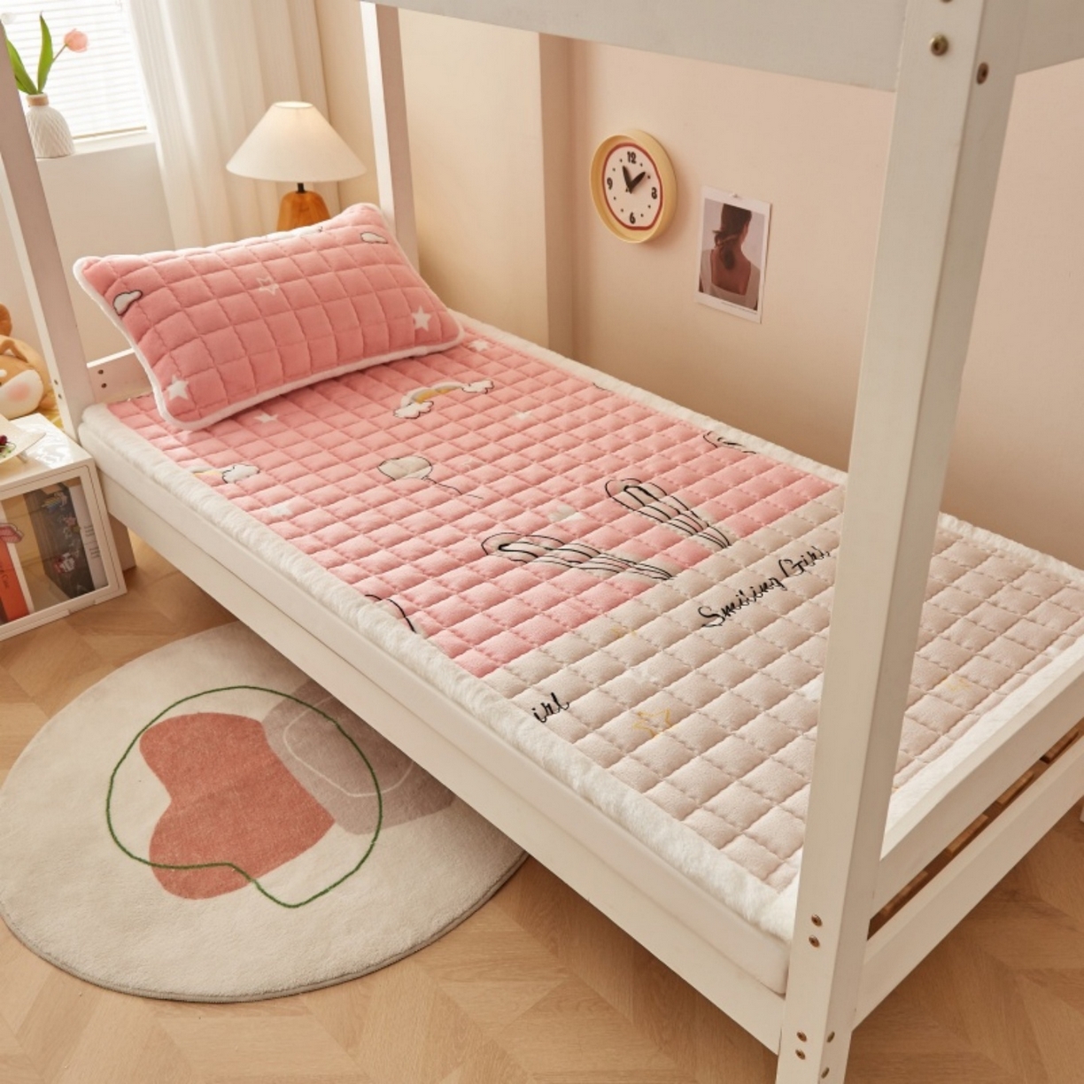 91家纺网 家纺一手货源 找家纺 东宇床垫 2025新款A类牛奶绒印花直角防滑床垫床褥三件套-学生款 星虹绮梦