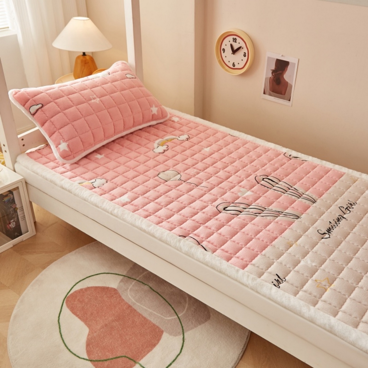 91家纺网 家纺一手货源 找家纺 东宇床垫 2025新款A类牛奶绒印花直角防滑床垫床褥三件套-学生款 星虹绮梦