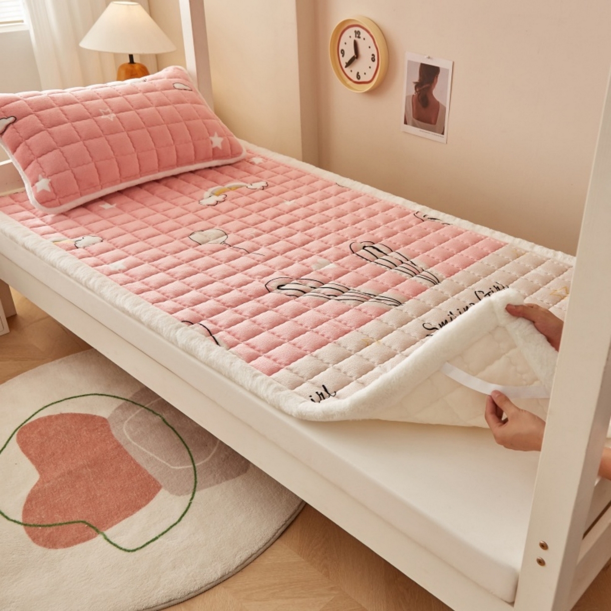 91家纺网 家纺一手货源 找家纺 东宇床垫 2025新款A类牛奶绒印花直角防滑床垫床褥三件套-学生款 星虹绮梦