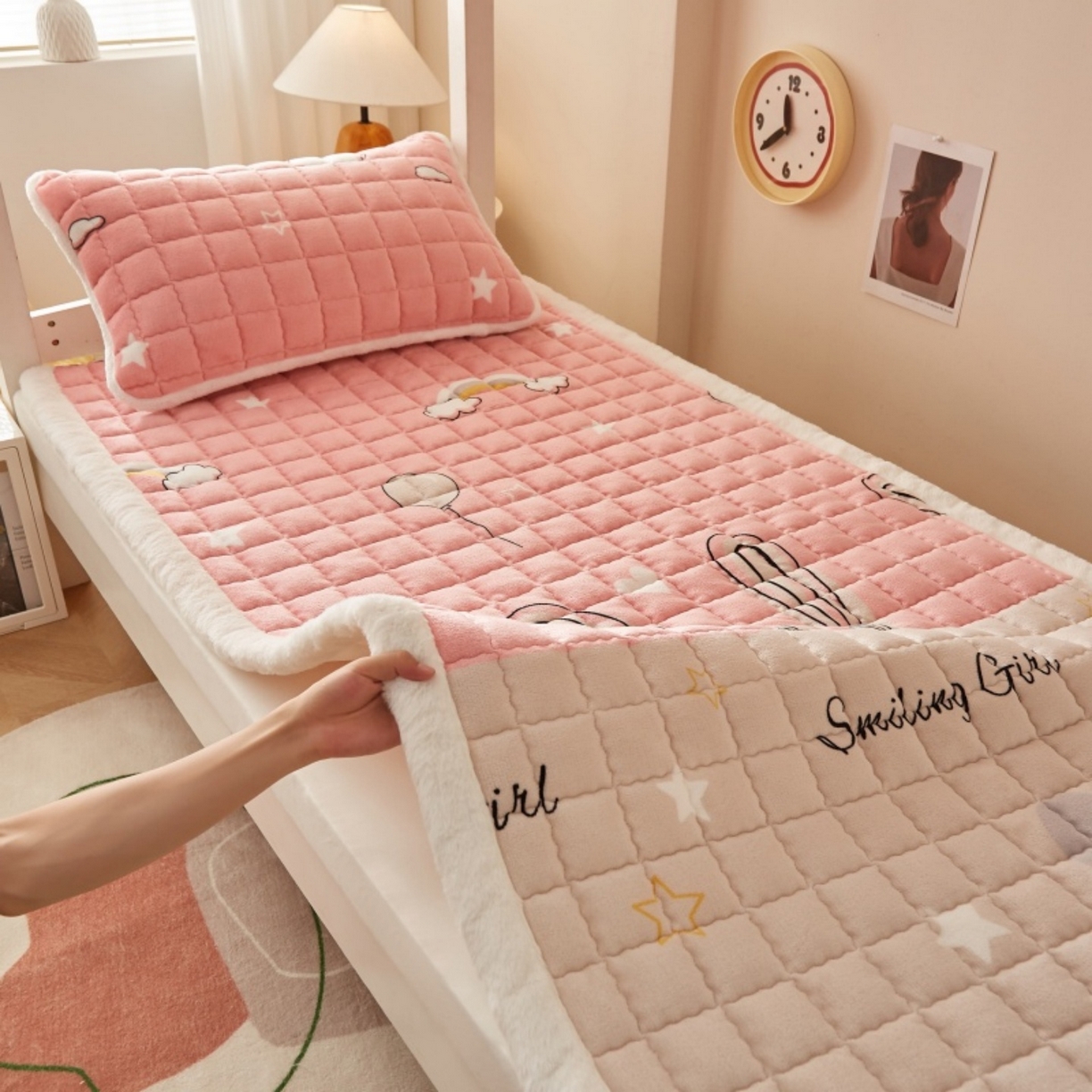 91家纺网 家纺一手货源 找家纺 东宇床垫 2025新款A类牛奶绒印花直角防滑床垫床褥三件套-学生款 星虹绮梦