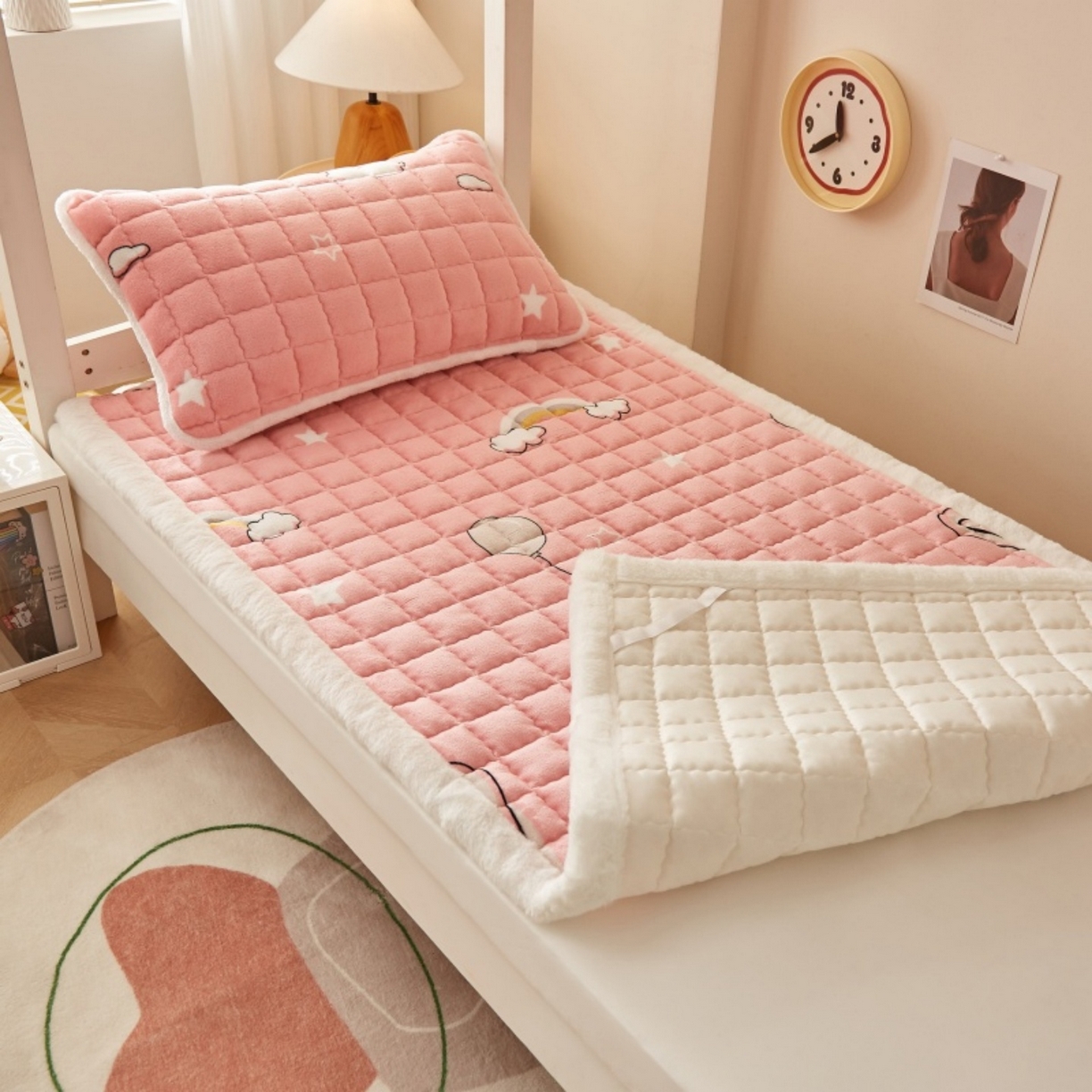 91家纺网 家纺一手货源 找家纺 东宇床垫 2025新款A类牛奶绒印花直角防滑床垫床褥三件套-学生款 星虹绮梦