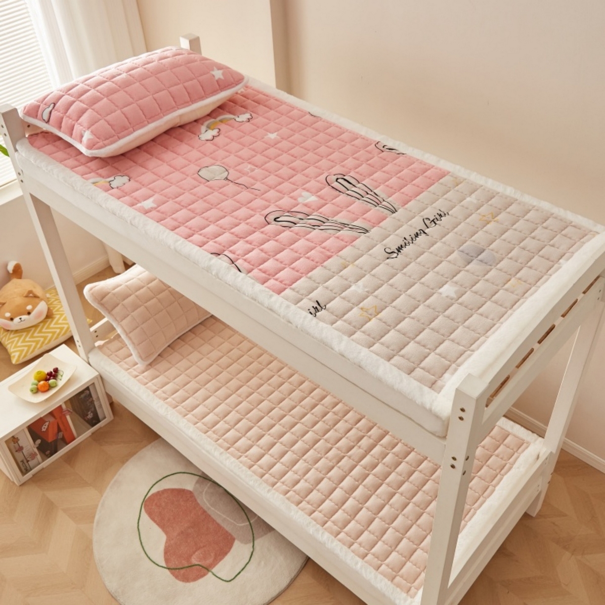 91家纺网 家纺一手货源 找家纺 东宇床垫 2025新款A类牛奶绒印花直角防滑床垫床褥三件套-学生款 星虹绮梦