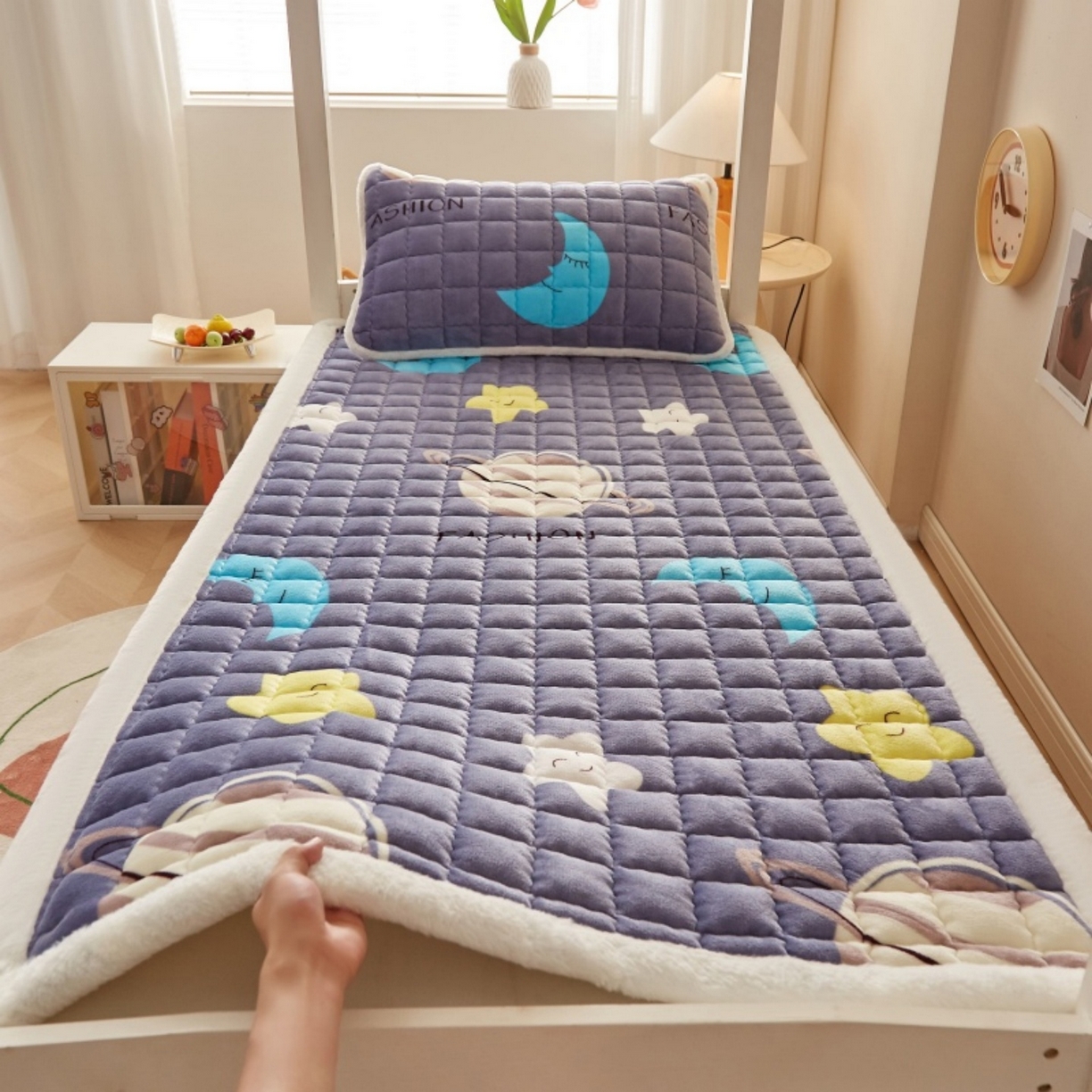 91家纺网 家纺一手货源 找家纺 东宇床垫 2025新款A类牛奶绒印花直角防滑床垫床褥三件套-学生款 星球明月