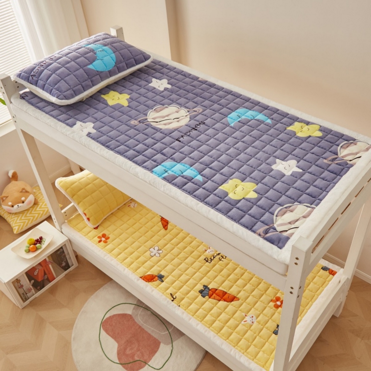 91家纺网 家纺一手货源 找家纺 东宇床垫 2025新款A类牛奶绒印花直角防滑床垫床褥三件套-学生款 星球明月