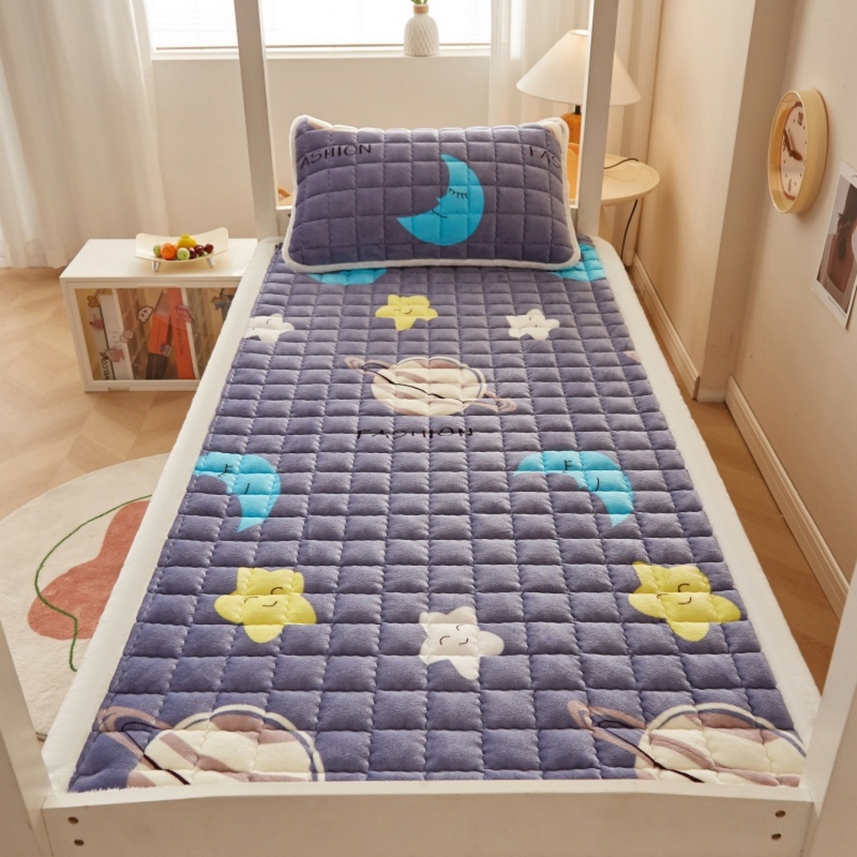 91家纺网 家纺一手货源 找家纺 东宇床垫 2025新款A类牛奶绒印花直角防滑床垫床褥三件套-学生款 星球明月