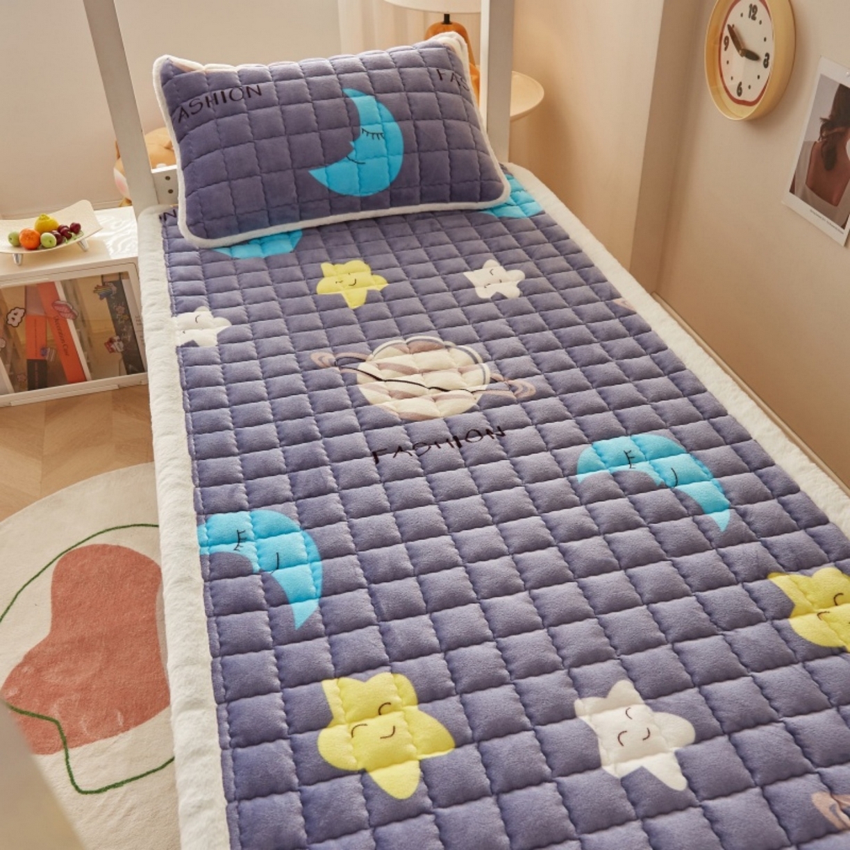 91家纺网 家纺一手货源 找家纺 东宇床垫 2025新款A类牛奶绒印花直角防滑床垫床褥三件套-学生款 星球明月