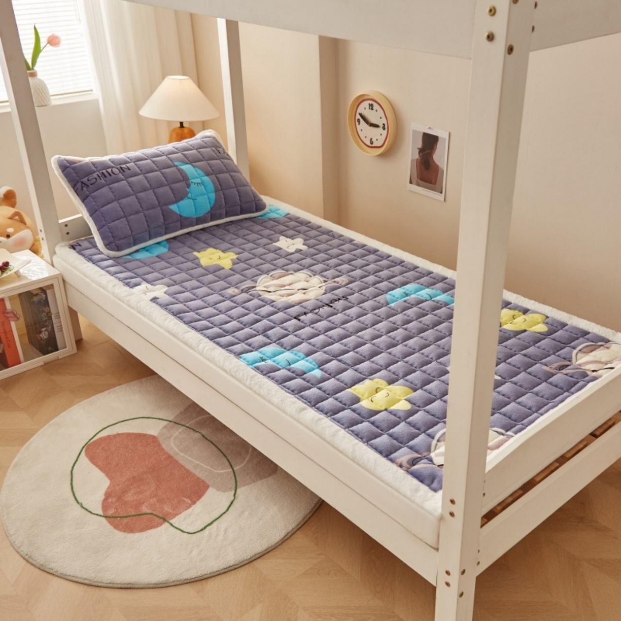 91家纺网 家纺一手货源 找家纺 东宇床垫 2025新款A类牛奶绒印花直角防滑床垫床褥三件套-学生款 星球明月