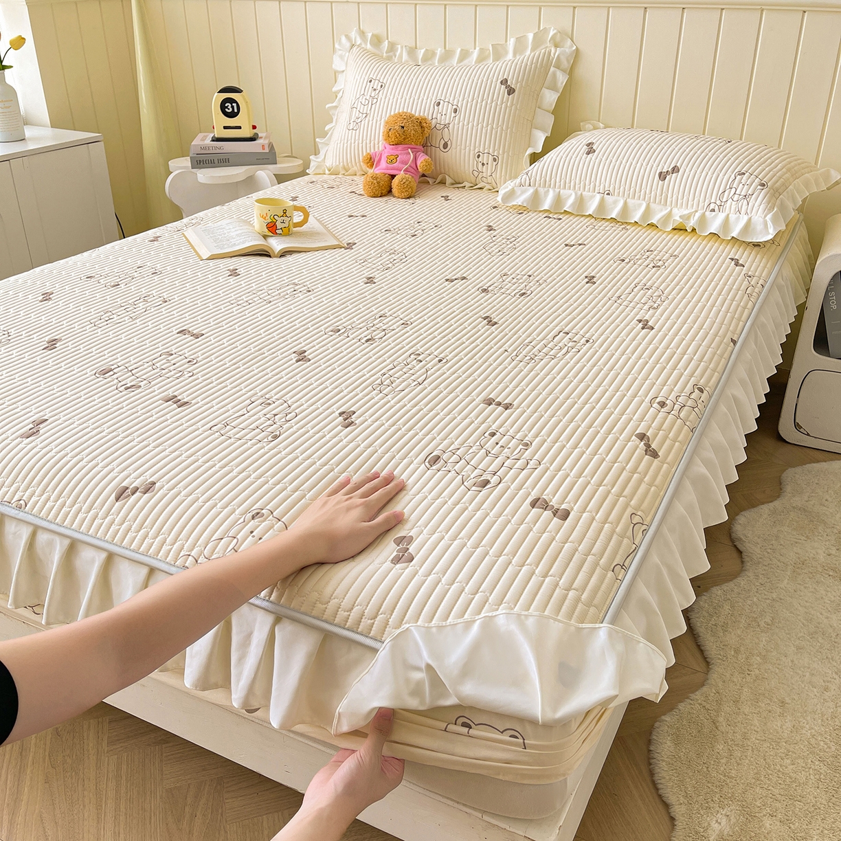 91家纺网 家纺一手货源 找家纺 伊人坊2025新款A类唯美纯棉印花夹棉床笠 纯棉+饼干熊