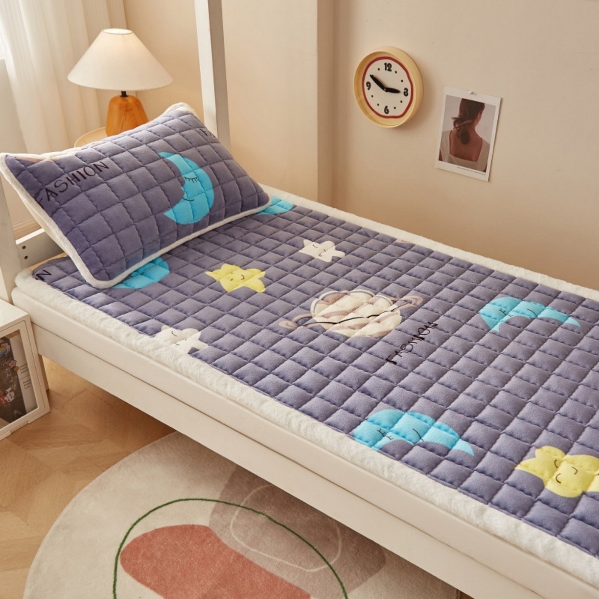 91家纺网 家纺一手货源 找家纺 东宇床垫 2025新款A类牛奶绒印花直角防滑床垫床褥三件套-学生款 星球明月