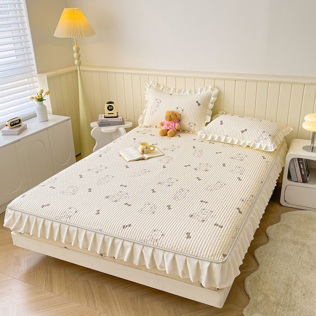 91家纺网 家纺一手货源 找家纺 伊人坊2025新款A类唯美纯棉印花夹棉床笠 纯棉+饼干熊