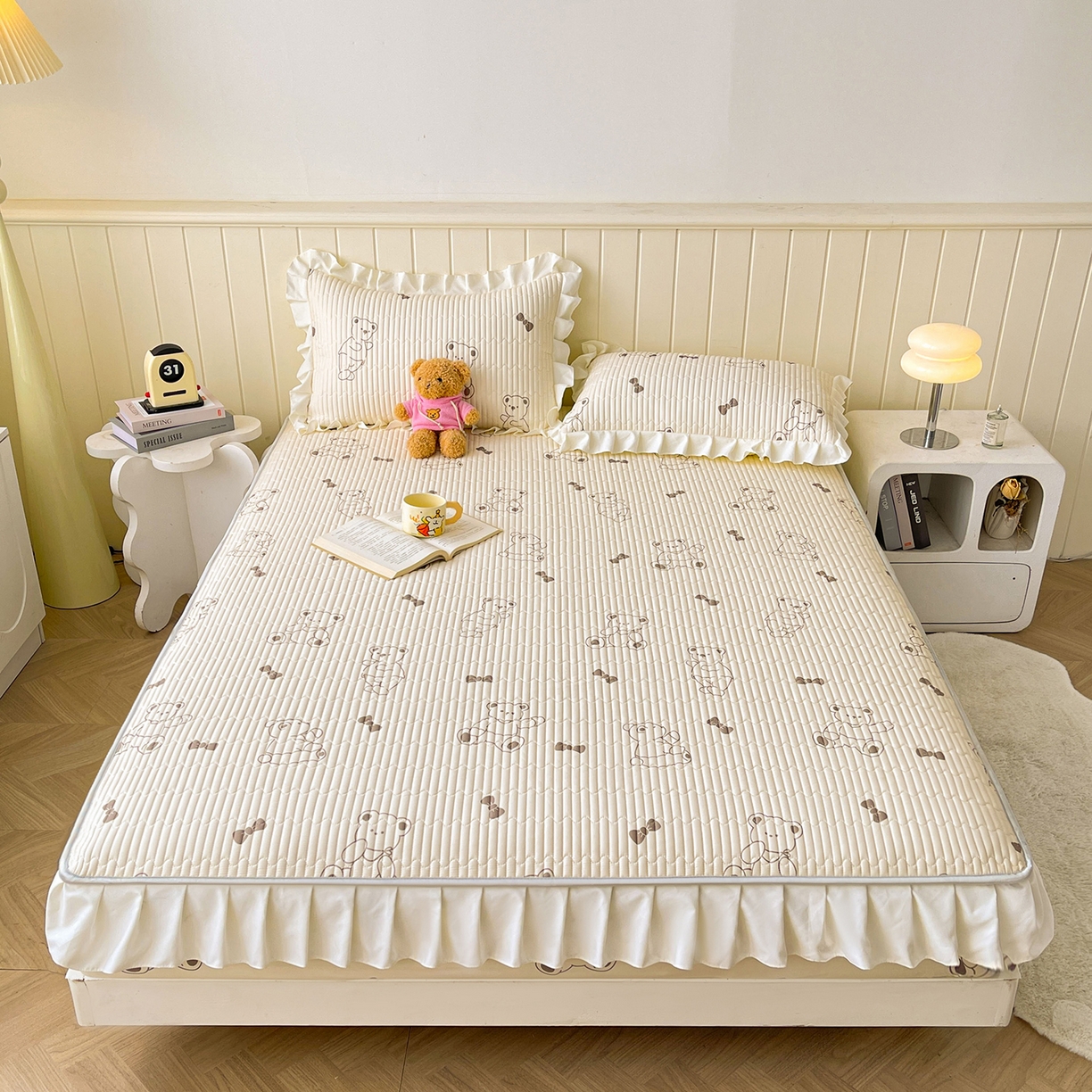 91家纺网 家纺一手货源 找家纺 伊人坊2025新款A类唯美纯棉印花夹棉床笠 纯棉+饼干熊