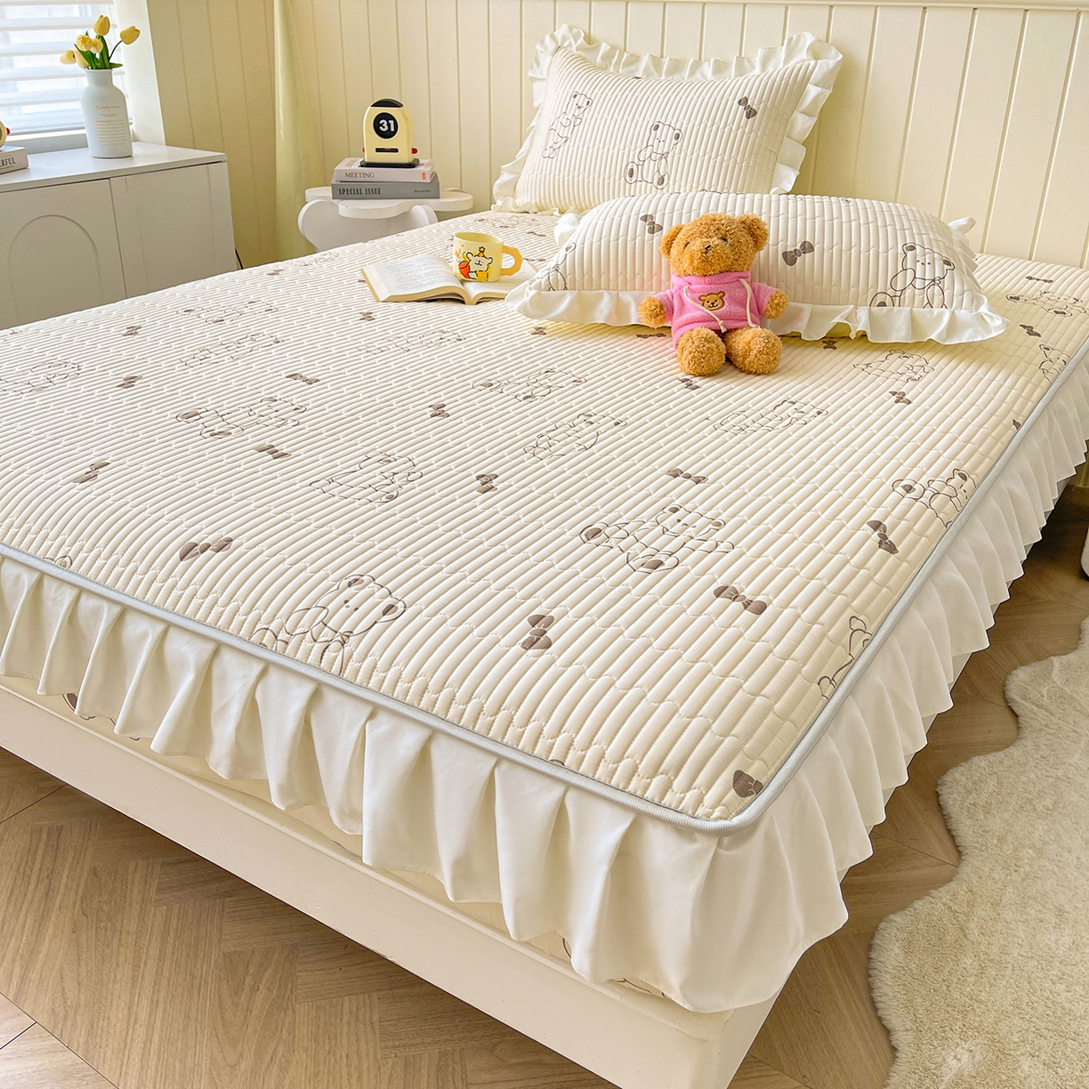 91家纺网 家纺一手货源 找家纺 伊人坊2025新款A类唯美纯棉印花夹棉床笠 纯棉+饼干熊