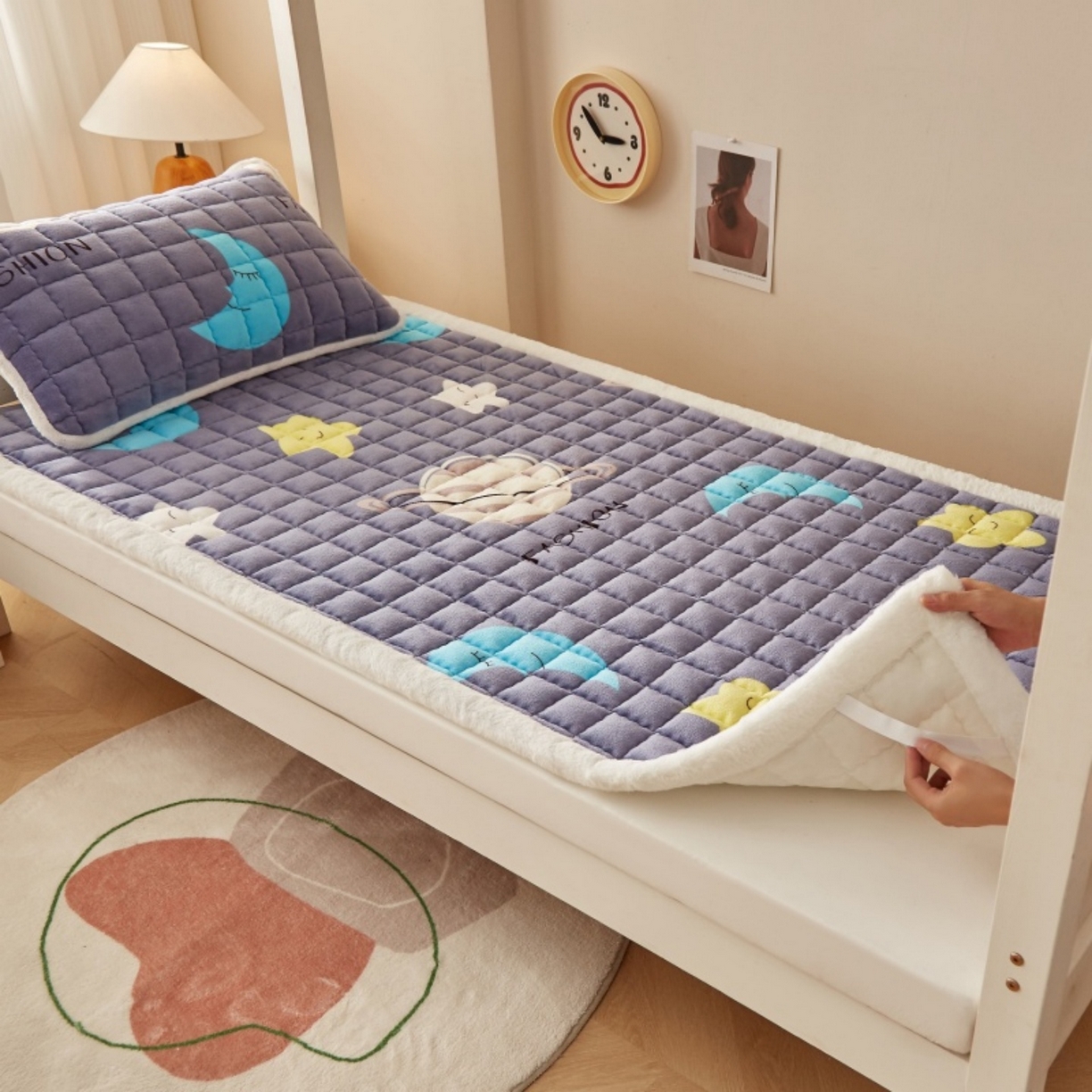 91家纺网 家纺一手货源 找家纺 东宇床垫 2025新款A类牛奶绒印花直角防滑床垫床褥三件套-学生款 星球明月