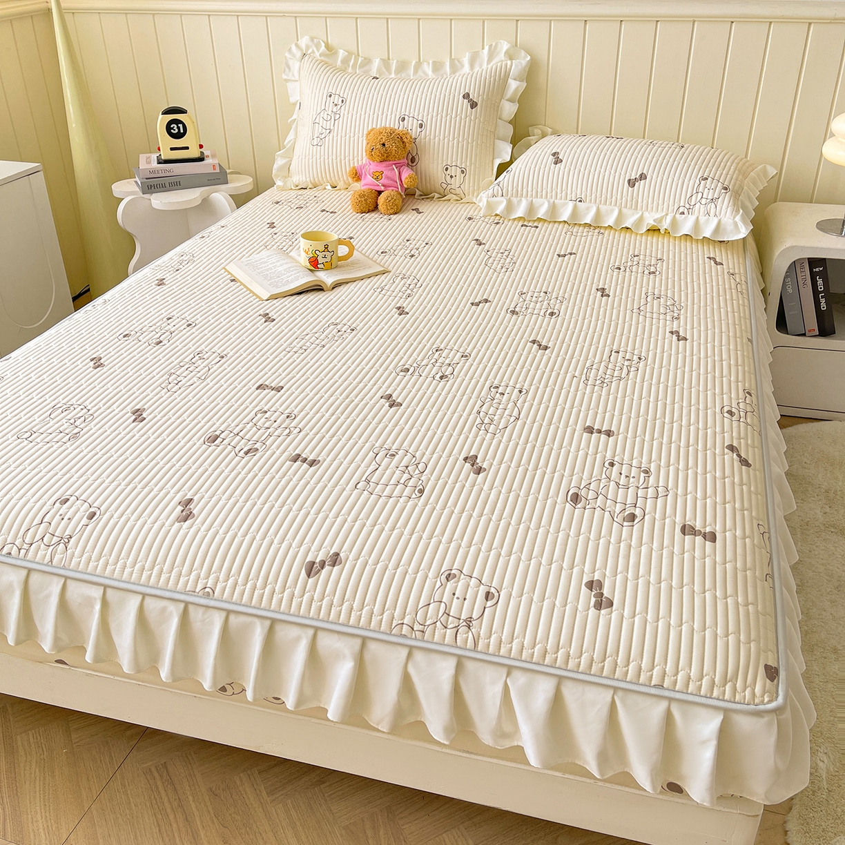 91家纺网 家纺一手货源 找家纺 伊人坊2025新款A类唯美纯棉印花夹棉床笠 纯棉+饼干熊