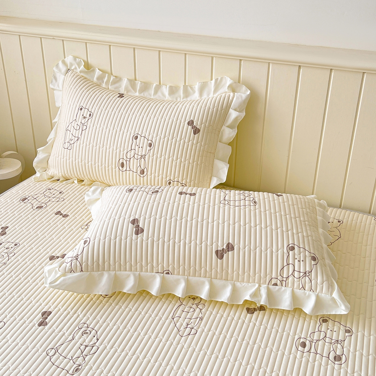 91家纺网 家纺一手货源 找家纺 伊人坊2025新款A类唯美纯棉印花夹棉床笠 纯棉+饼干熊