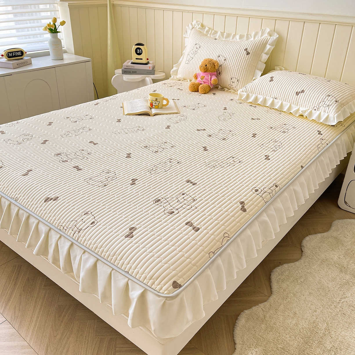 91家纺网 家纺一手货源 找家纺 伊人坊2025新款A类唯美纯棉印花夹棉床笠 纯棉+饼干熊