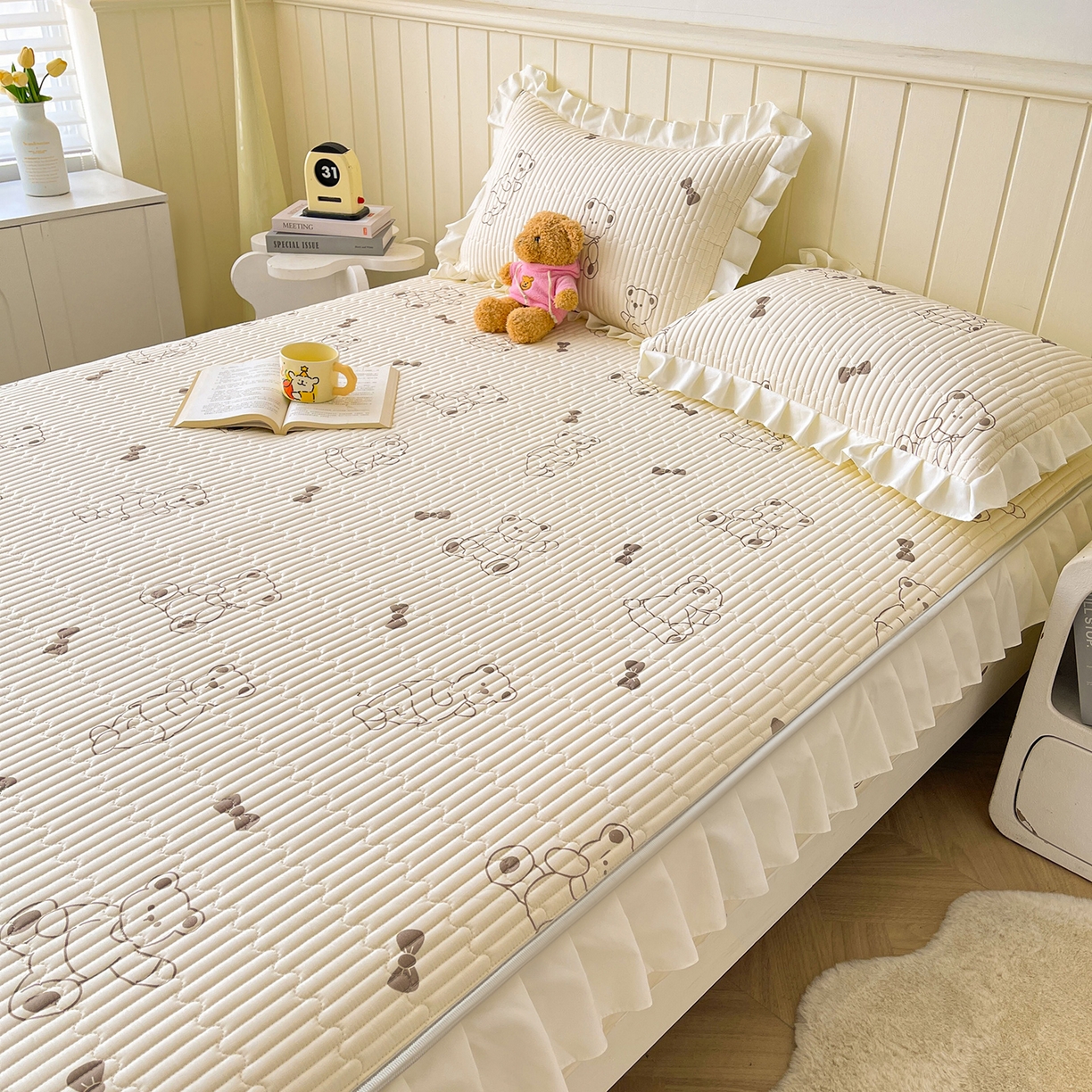 91家纺网 家纺一手货源 找家纺 伊人坊2025新款A类唯美纯棉印花夹棉床笠 纯棉+饼干熊