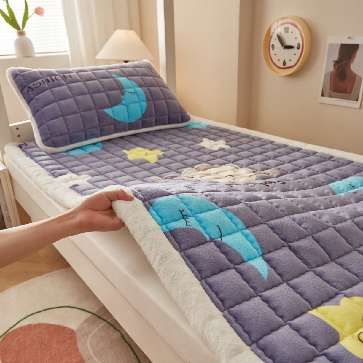 91家纺网 家纺一手货源 找家纺 东宇床垫 2025新款A类牛奶绒印花直角防滑床垫床褥三件套-学生款 星球明月