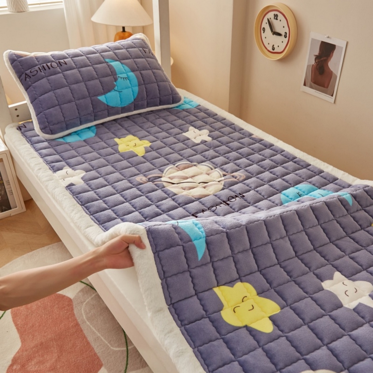 91家纺网 家纺一手货源 找家纺 东宇床垫 2025新款A类牛奶绒印花直角防滑床垫床褥三件套-学生款 星球明月