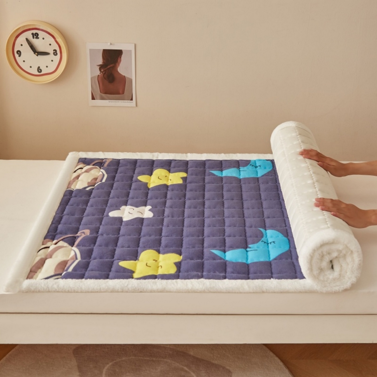 91家纺网 家纺一手货源 找家纺 东宇床垫 2025新款A类牛奶绒印花直角防滑床垫床褥三件套-学生款 星球明月