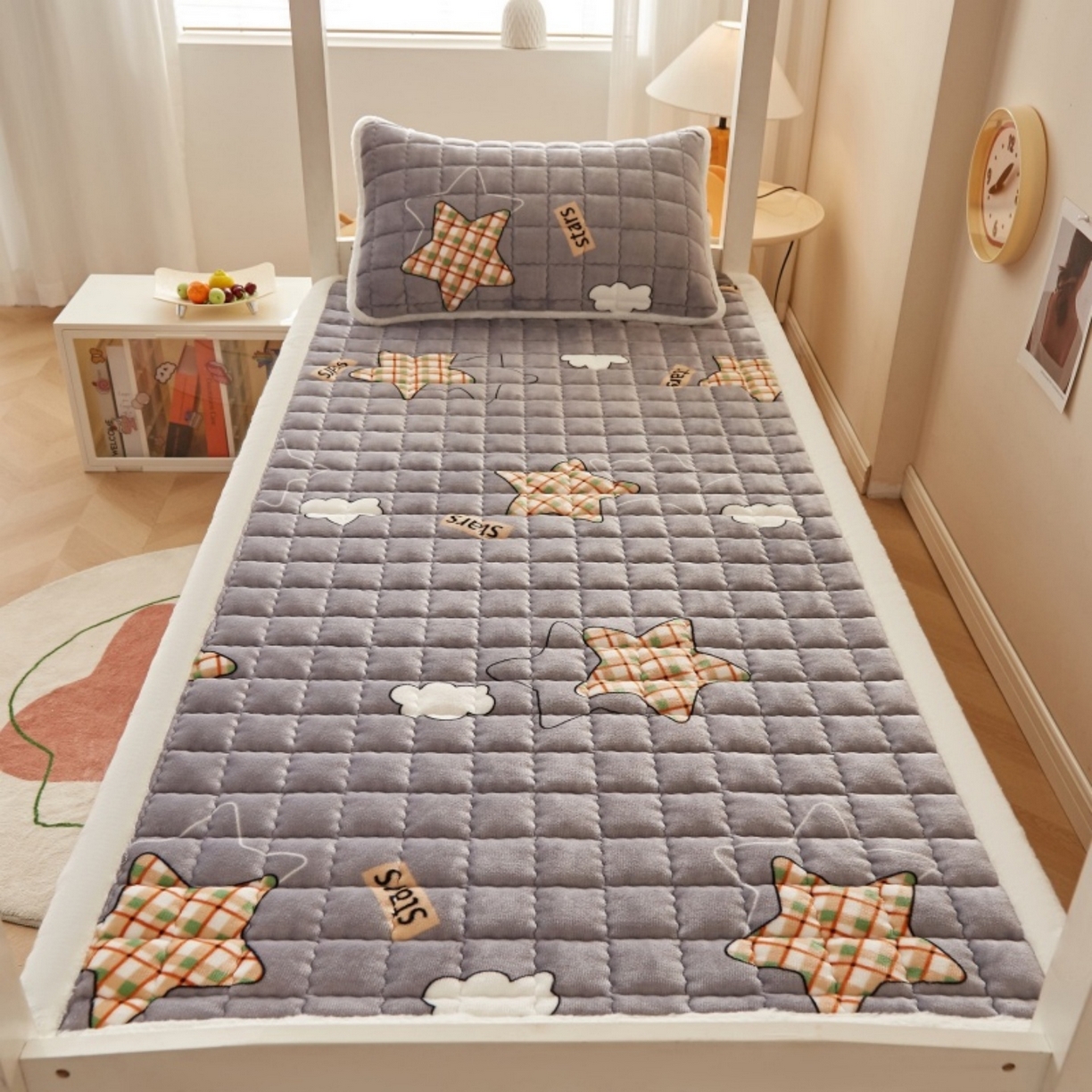 91家纺网 家纺一手货源 找家纺 东宇床垫 2025新款A类牛奶绒印花直角防滑床垫床褥三件套-学生款 星云灰