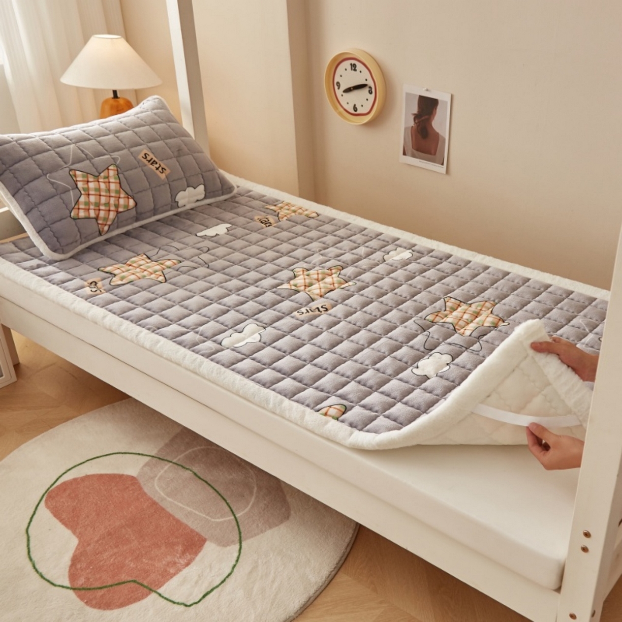 91家纺网 家纺一手货源 找家纺 东宇床垫 2025新款A类牛奶绒印花直角防滑床垫床褥三件套-学生款 星云灰